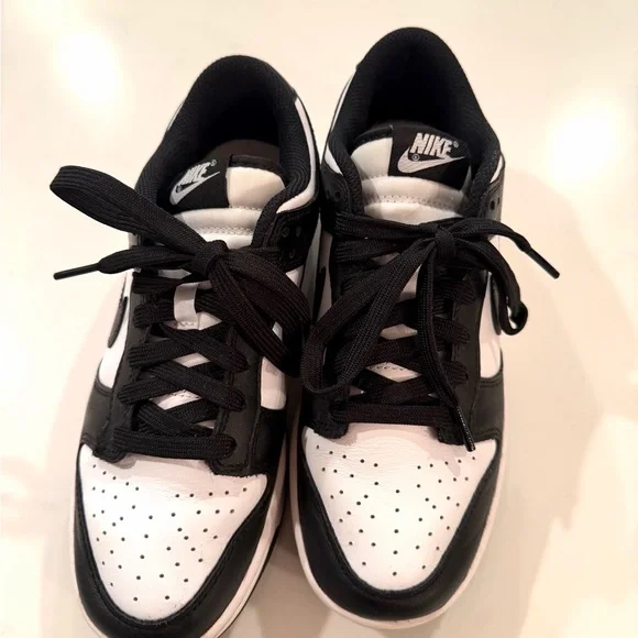 NIKE•black/white women’s dunk low leather sneakers 7 EUC - Picture 4 of 8